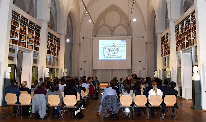 POL-GOE: &quot;Wissen ist die Grundlage von Verständnis&quot; - gemeinsames Symposium der Polizeidirektion Göttingen und der Georg-August-Universität Göttingen zum Thema &quot;Religiöse Minderheiten in der Stadt&quot;