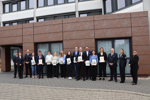 HZA-KA: Berufseinsteiger beim Hauptzollamt Karlsruhe / Jetzt Karriere beim ZOLL starten!