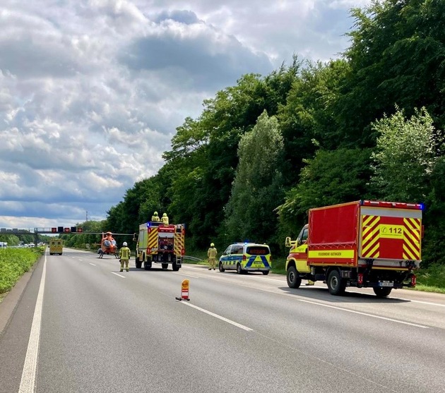 FW Ratingen: Brand eines Elektrofahrzeugs auf der BAB 3 mit schwer verletzter Person