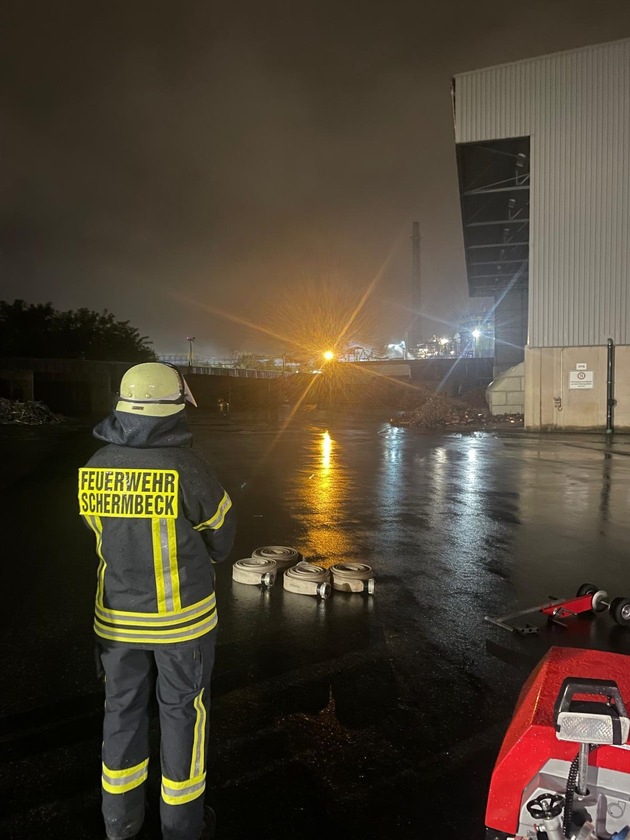 FW-Schermbeck: Überörtliche Hilfe - Großbrand in Duisburg