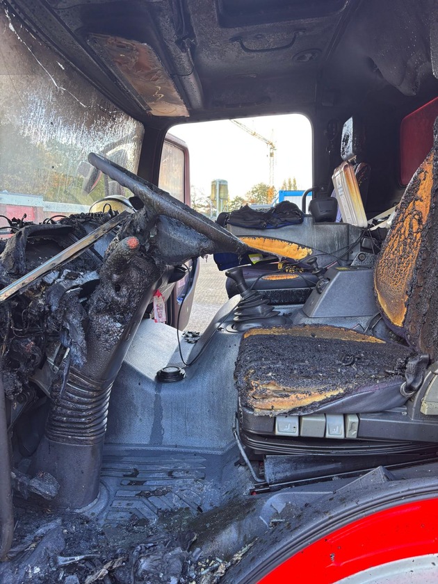 FW Datteln: Drehleiter brennt in der Fahrzeughalle