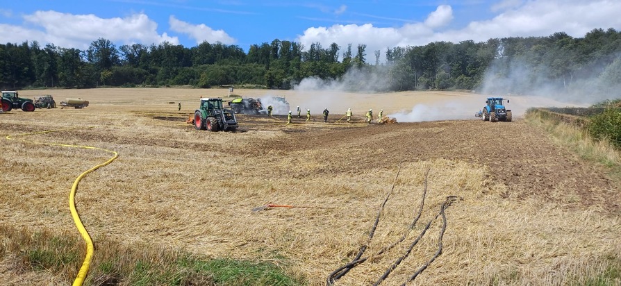 FW Lügde: Landwirtschaftliche Fläche und Gerät in Brand geraten