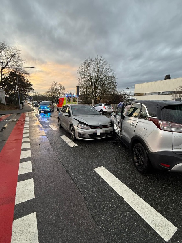FW-DT: Verkehrsunfall mit gemeldeter eingeklemmter Person