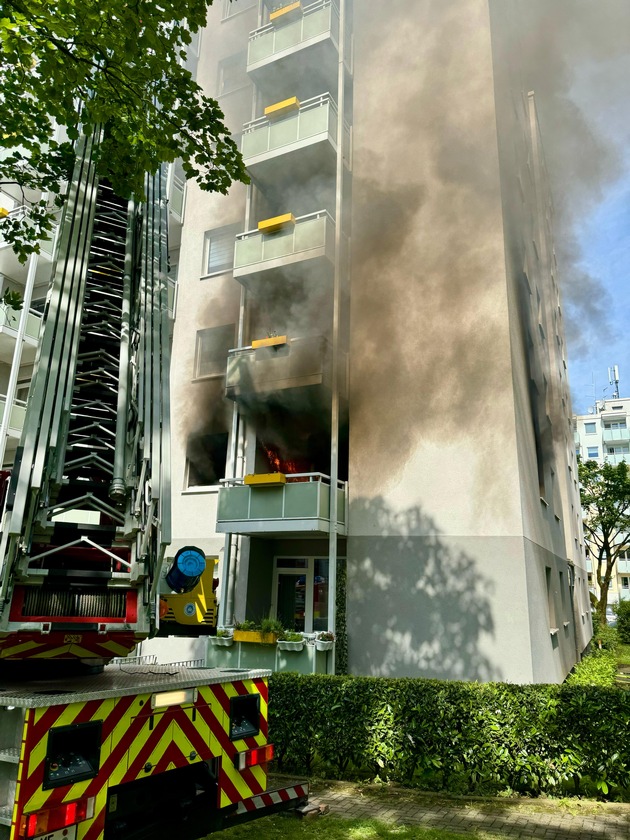 FW-Heiligenhaus: Feuer und Menschenrettung in Mehrfamilienhaus