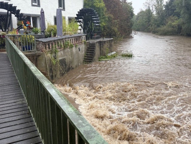 FW Grevenbroich: Hochwasserwarnung für Grevenbroich nach Starkregenlage über NRW - Feuerwehr überwacht und koordiniert Gefahrenlage kontinuierlich im Führungsstab