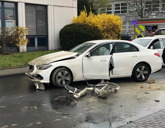 POL-ME: Von Autofahrer angefahren: Radfahrerin nach Unfall schwer verletzt - Ratingen - 2203001