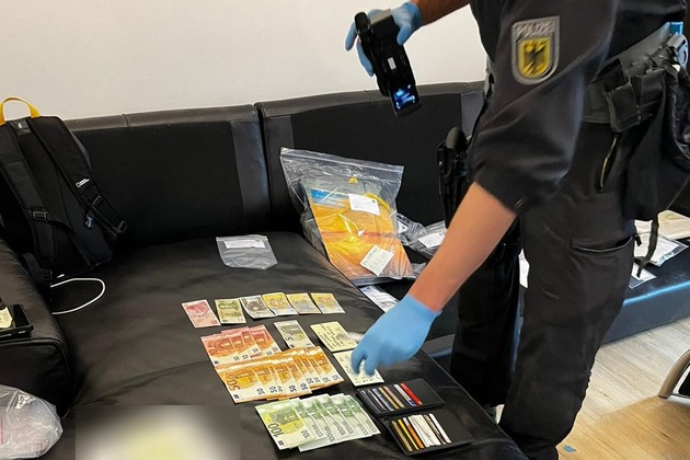 Bundespolizeidirektion München: Staatsanwaltschaft Traunstein und Bundespolizei gelingt Schlag gegen Schleuserorganisation Vier Haftbefehle vollzogen und 140.000 Euro bei Wohnungsdurchsuchungen sichergestellt