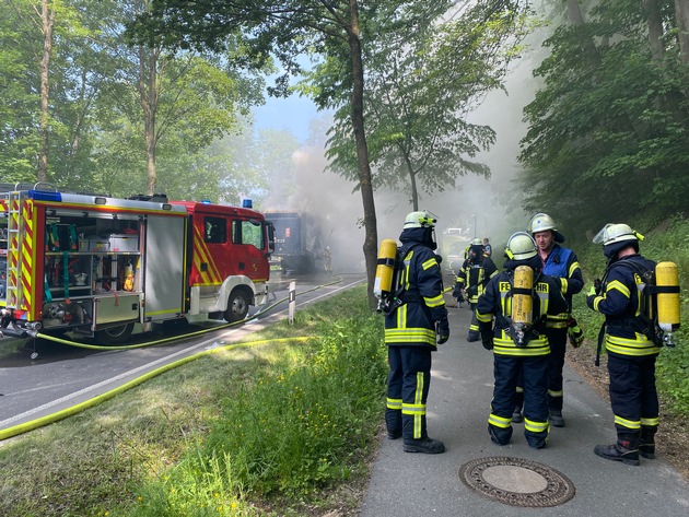 FF Olsberg: LKW Brand auf B480 bei Olsberg - Assinghausen - Bundesstraße gesperrt