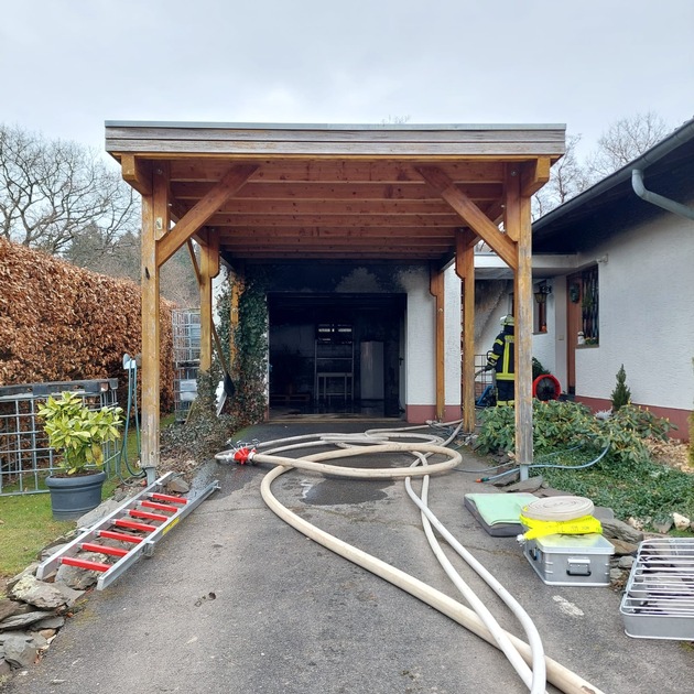 FW Heimbach: Brand eines Anbaus mit Übergriff auf Garage und Wohnhaus - Feuerwehr verhindert Schlimmeres