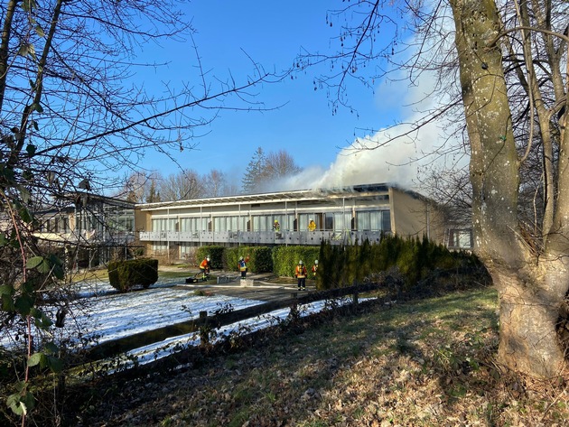 LRA-Ravensburg: Hotel-Großbrand in Wangen im Allgäu - Einsatz ruft mehrere Feuerwehren der Region auf den Plan