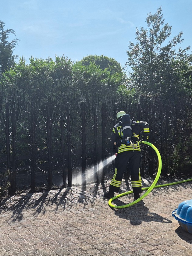 FW Ense: Brennende Hecke - Gebäude in Gefahr