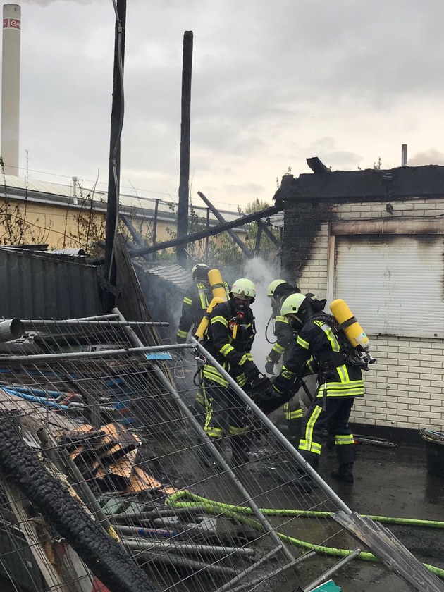 FW-GL: Mittelbrand in Industriegebiet im Stadtteil Gronau von Bergisch Gladbach