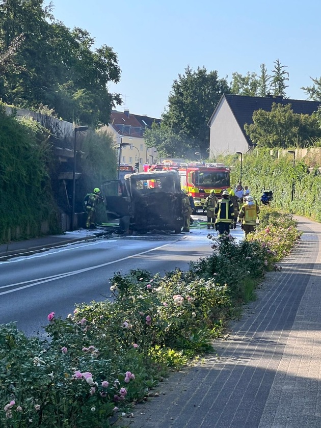 FW Ratingen: Zusatzmeldung: Weitere Bilder. LKW Brand auf dem Maubeuger Ring, Vollsperrung für mehrere Stunden