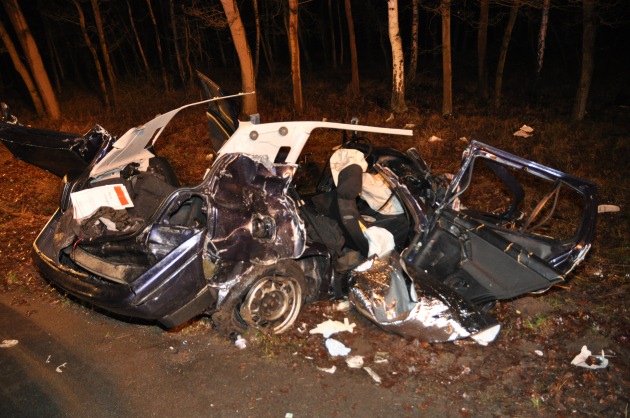 POL-WL: Tragischer Verkehrsunfall - zwei Menschen tödlich verletzt