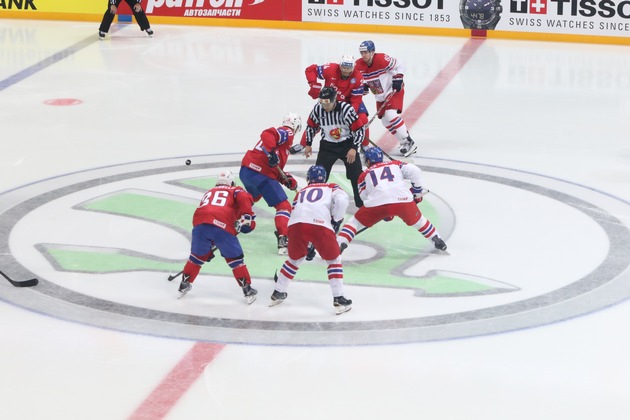 IIHF Eishockey-Weltmeisterschaft: SKODA Vorstandsvorsitzender Bernhard Maier zeichnet &apos;Most Valuable Player&apos; aus (FOTO)