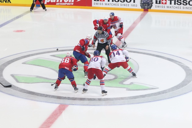 IIHF Eishockey-Weltmeisterschaft: SKODA Vorstandsvorsitzender Bernhard Maier zeichnet &#039;Most Valuable Player&#039; aus (FOTO)