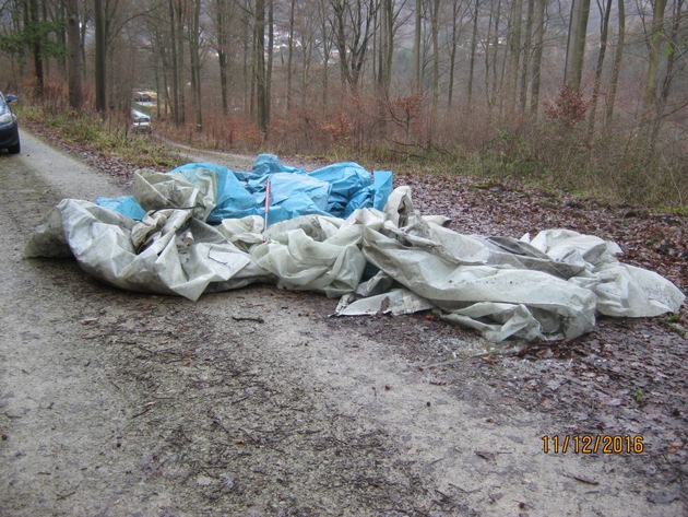 POL-GÖ: (690/2016) Unbekannte entsorgen Müll und Bauschutt auf Waldweg