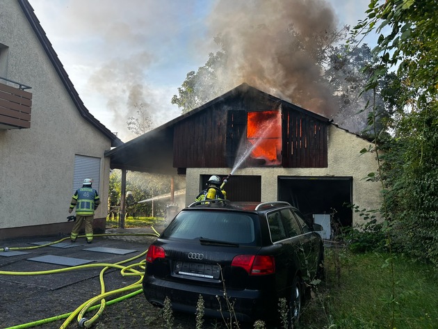 FW Gäufelden: Doppelgarage in Flammen: Großeinsatz in Öschelbronn