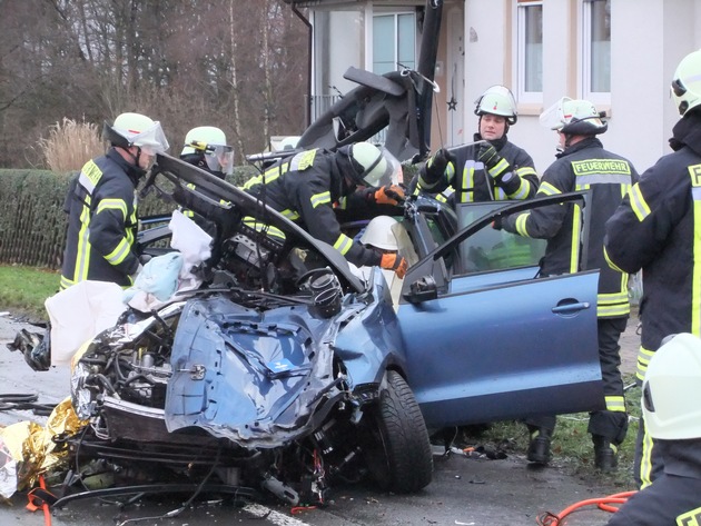 FW-EN: Feuerwehr Gevelsberg rettet Fahrer nach einem Verkehrsunfall