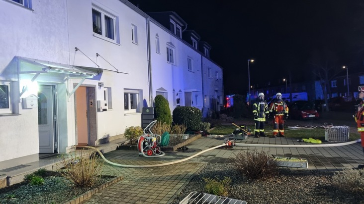 FW Düren: Brand eines Anbaus greift auf Fassade über