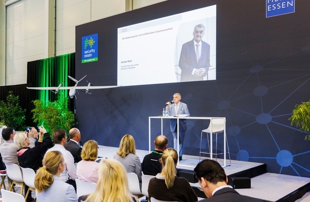 Messe Essen GmbH: Herbert Reul besuchte Security Essen 2026 / NRW-Innenminister sprach auf der Europ&auml;ischen Drohnen-Fachtagung