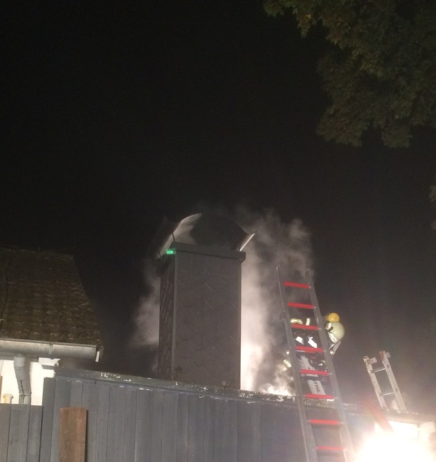FW Lage: Brand in der Zwischendecke eines Wohnhauses - 08.10.2016 - 20:39 Uhr