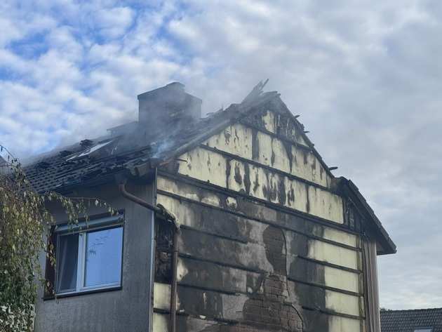 FW-SE: Brand eines Schuppens greift auf Endreihenhaus über