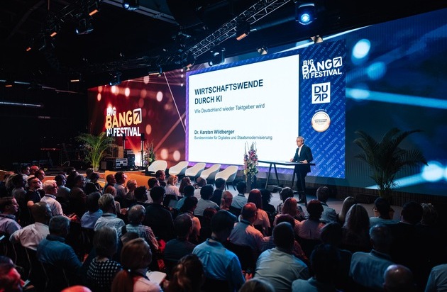 DUP UNTERNEHMER-Magazin: Digitalminister Dr. Karsten Wildberger beim BIG BANG KI FESTIVAL 2026 dabei / Ebenfalls auf der Bühne: Grünen Co-Chefin Brantner, Tim Höttges (Deutsche Telekom) und Rolf Schumann (Schwarz Digits)