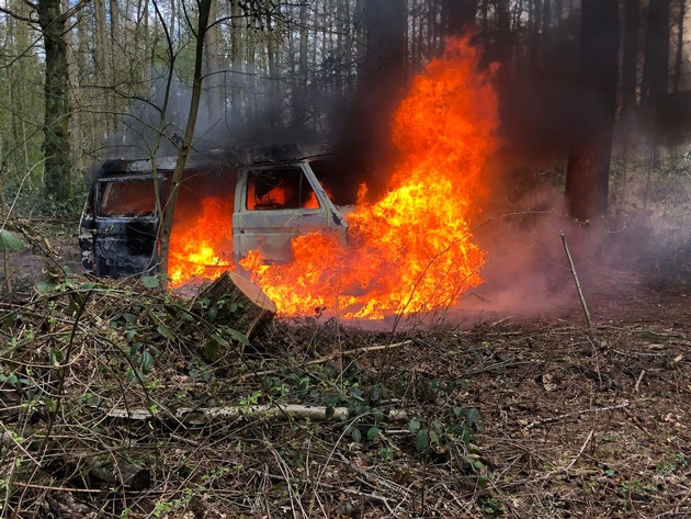 POL-STD: VW-Bus gerät im Stader Wald in Brand - Feuerwehr kann Übergreifen auf Wald verhindern