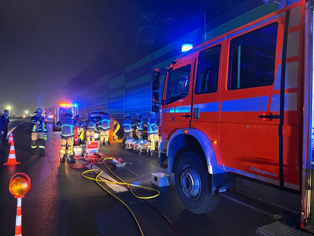 FW-E: Verkehrsunfall auf der A42 - Fahrer schwer verletzt