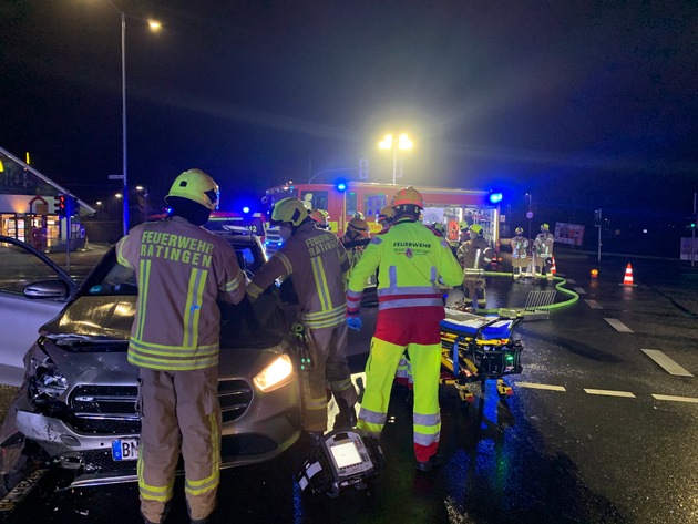 FW Ratingen: 2 Verletzte bei Verkehrsunfall in Ratingen Breitscheid