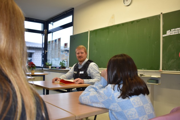 POL-PB: Bundesweiter Vorlesetag - Polizei Paderborn beteiligt sich an zwei Schulen im Kreisgebiet