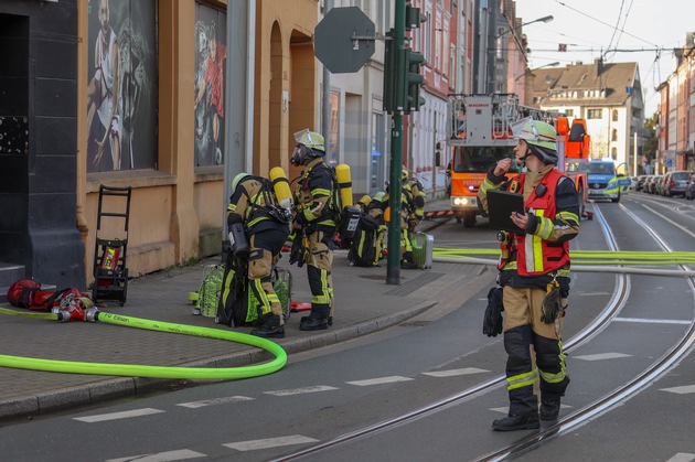 FW-E: Kellerbrand in Essen-Katernberg - dichte Rauchentwicklung in Wohn- und Geschäftsgebäude