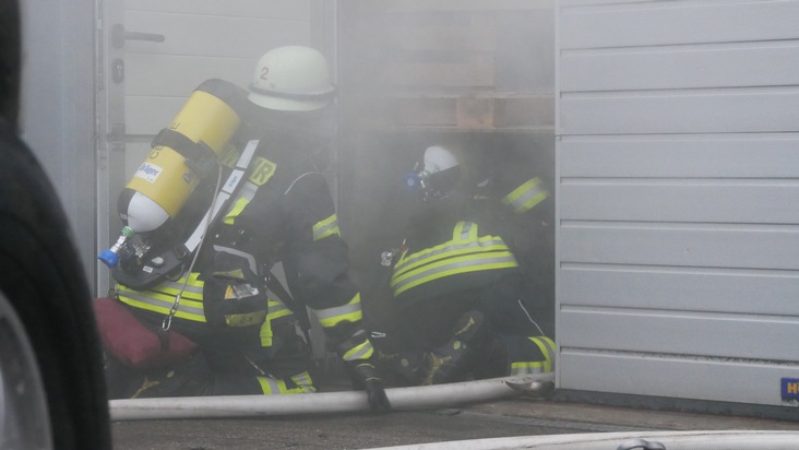 FW Celle: Feuerwehr übt den Ernstfall in Kfz-Werkstatt!