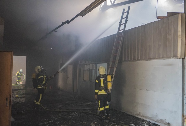 FW-GE: Brand in einer leerstehenden Lagerhalle in Gelsenkirchen