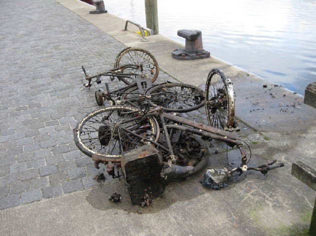 POL-FL: Flensburg - Donnerstagmorgen: Tauchaktion am Museumshafen, Schrott &amp; Stehlgut an Land