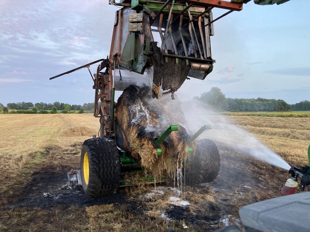 POL-STD: Rundballenpresse bei landwirtschaftlichen Arbeiten in Kutenholz in Brand geraten