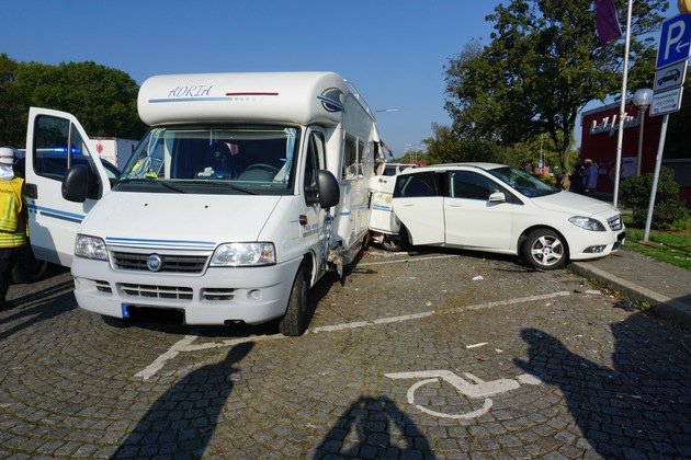 FW Ratingen: Verkehrsunfall auf dem Rastplatz Hösel mit vier verletzten Personen