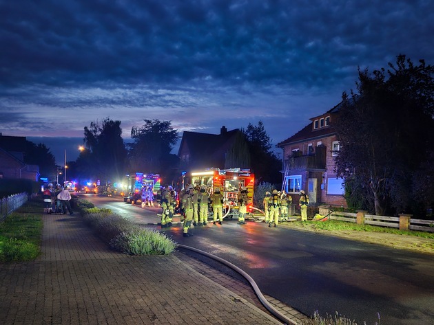 FW Lehrte: Hybrid-SUV in Vollbrand - ehrenamtliche Einsatzkräfte verhindern schlimmeres und schützen Haus vor den Flammen.