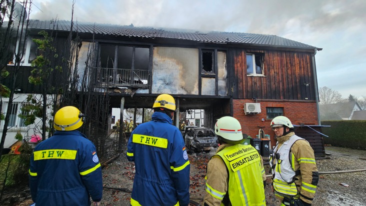 FW Burscheid: Fachwerkhaus bei Brand zerstört