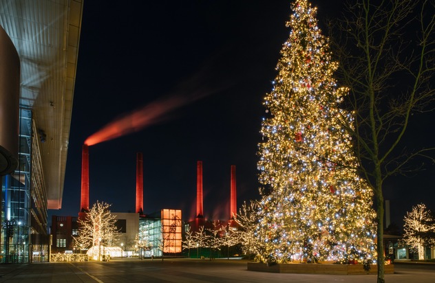 Autostadt GmbH: Leuchtendes Winterevent in der Autostadt in Wolfsburg: 26. November bis 28. Dezember; 128 m hohe Schornsteine des Volkswagen Kraftwerks verwandeln sich in riesige Adventskerzen