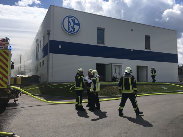 FW-GE: Feuer auf Trainingsgelände von Schalke 04 / Hoher Sachschaden nach Brand im Profileistungszentrum