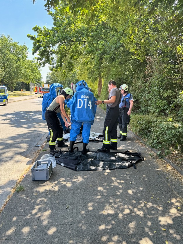 FW Dinslaken: Vollalarm f&uuml;r die Feuerwehr Dinslaken: Drei zeitgleiche Eins&auml;tze erfordern effizienten Kr&auml;fteeinsatz
