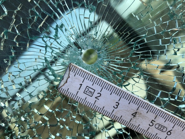POL-PDWO: Osthofen - Baustellenfahrzeuge mit Stahlkugeln beschossen