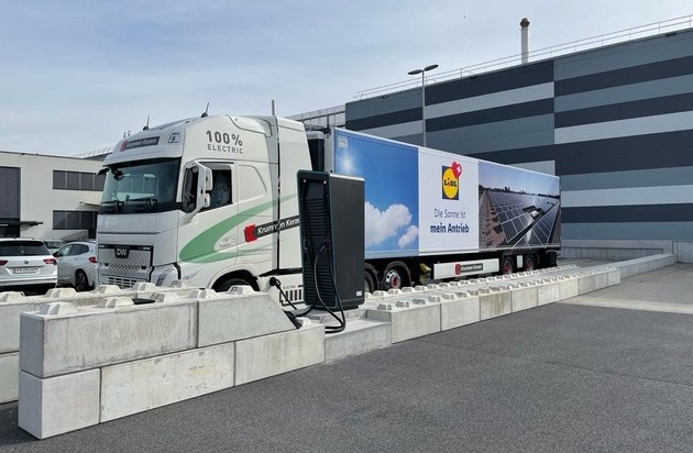 LIDL Schweiz: Lidl Schweiz bringt Solar-Strom auf die Strasse / Neuer Designwerk E-LKW "made in Winterthur"