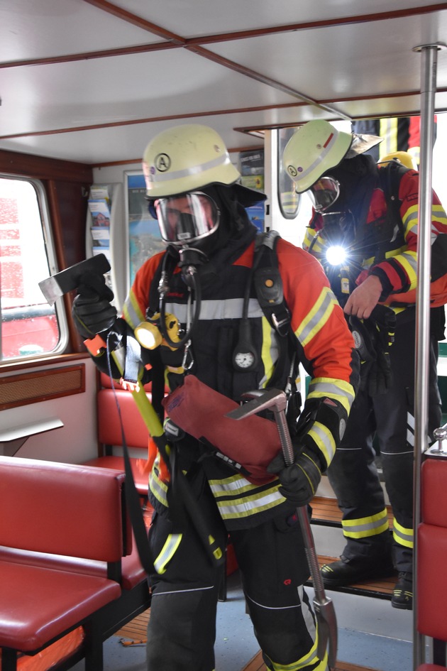 FW Konstanz: Übung auf dem Bodensee - Brand auf einem Fahrgastschiff