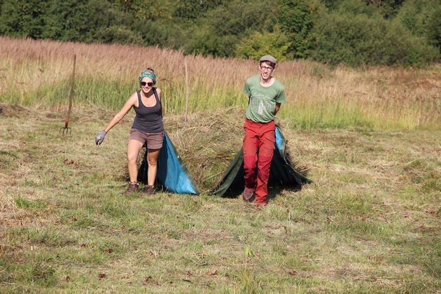 Jung und Alt im Einsatz für mehr Artenvielfalt: Über 40 Freiwillige mit dem Bergwaldprojekt e.V. im  UNESCO-Biosphärenreservat Rhön