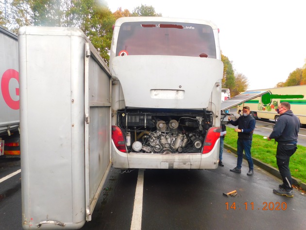 POL-VDKO: Brandgefahr durch Ölverlust - Fernlinienbus aus Südeuropa stillgelegt