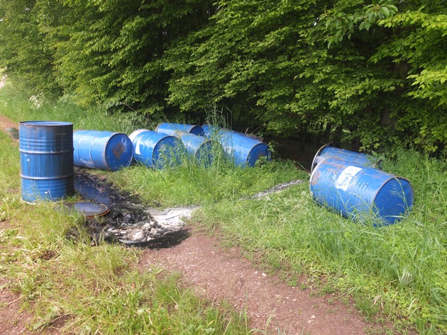 POL-DN: 13 Fässer mit Altöl im Wald entsorgt - Zeugen gesucht