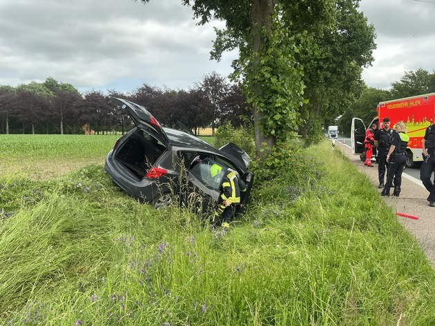 FW-WAF: PKW vor Baum